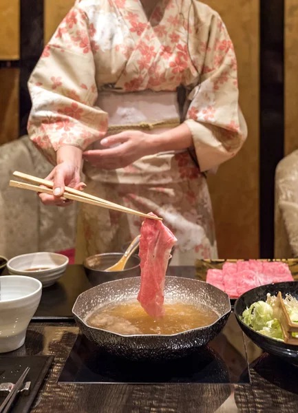 松阪牛 和牛牛肉しゃぶしゃぶ用蒸気 グルメ日本熱い鍋料理 — ストック写真