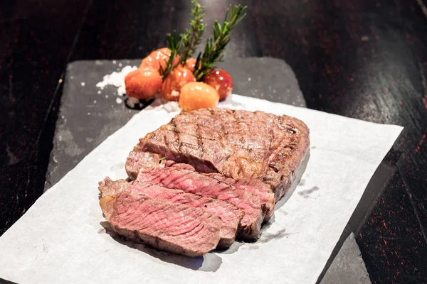 Prime Filet Rindersteak Serviert Mit Gegrillten Tomaten Mit Meersalz — Stockfoto