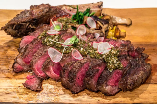 Getreide Gefüttert Gegrilltes Tomahawk Beef Steak Mit Gebratenen Kartoffelkeilen — Stockfoto