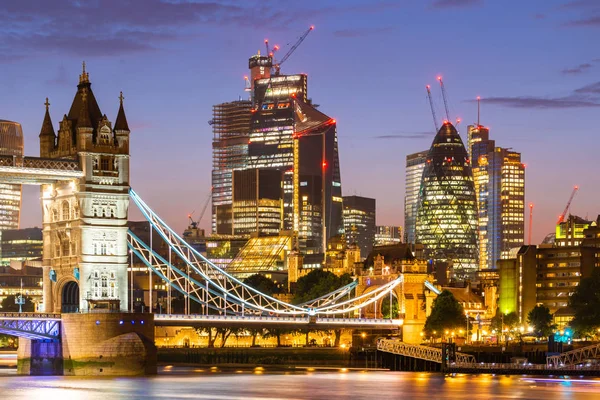 Лондонский Тауэрский Мост Небоскребами Центра Лондона Заднем Плане Лондон Великобритания — стоковое фото