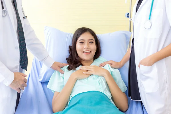 Portrait Female Patient Relaxing Ans Smile Bed Hospital Ward — Stock Photo, Image