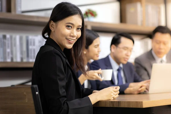 Güven Kadını Sit Kafede Oda Arka Planda Ekiple Toplantı Masasında — Stok fotoğraf