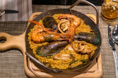 Paella deniz ürünleri pirinç, gurme İspanyol yemeği