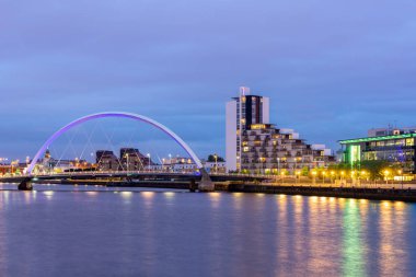 River Clyde günbatımı alacakaranlık boyunca Clyde Arc köprü Glasgow City İskoçya İngiltere