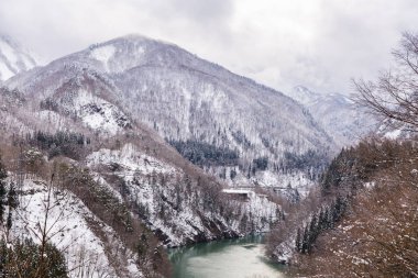 Tren kış manzara Köprüsü'nde kar