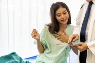 Doktorlar onun sağlık durumu hakkında açıklamak sonra hasta sevindim