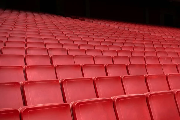 サッカー サッカー スタジアムの空の赤いシート行のクローズ アップ — ストック写真