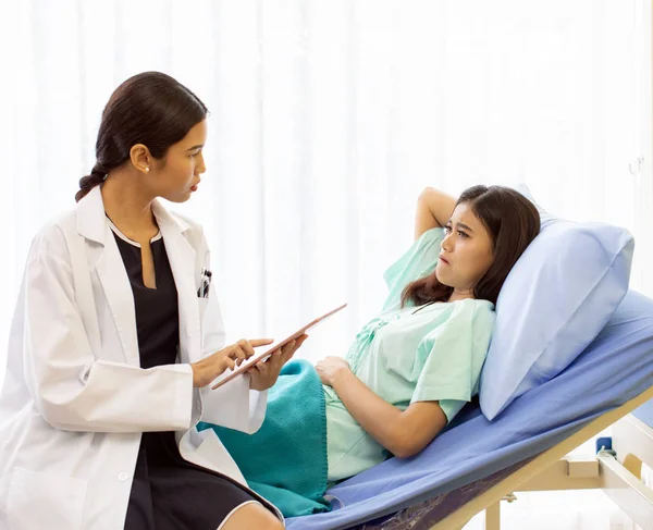 Asian Doctor Make Routine Health Check Patient Hospital Ward — Stock Photo, Image