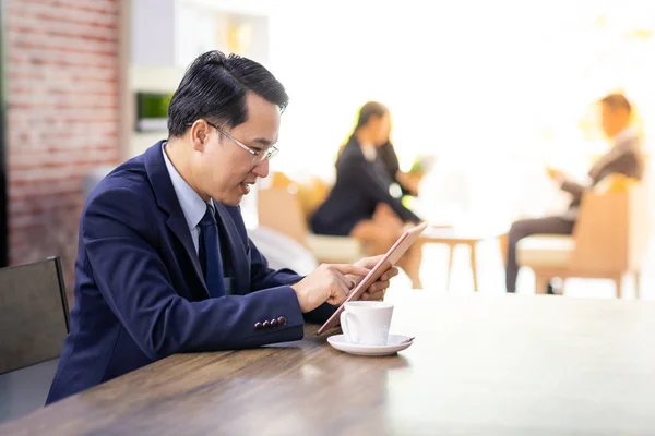 Ritratto Uomo Affari Che Lavora Caffè Con Smartphone Tablet Con — Foto Stock