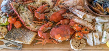 Gurme deniz ürünleri tabağı ahşap plaka üzerinde