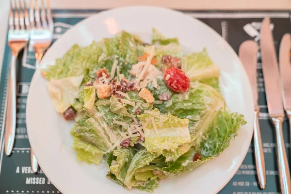 Gevrek Domuz Pastırması Ile Sezar Salata — Stok fotoğraf