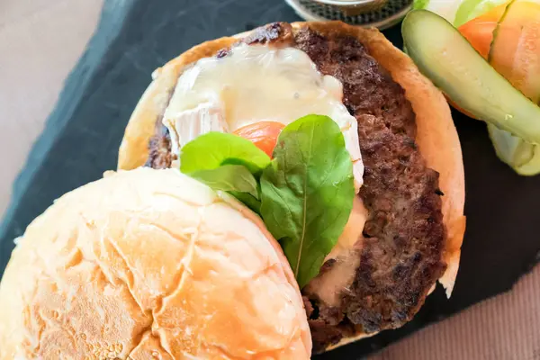 Hamburguesa Casera Con Verduras Frescas Queso Con Papas Fritas — Foto de Stock