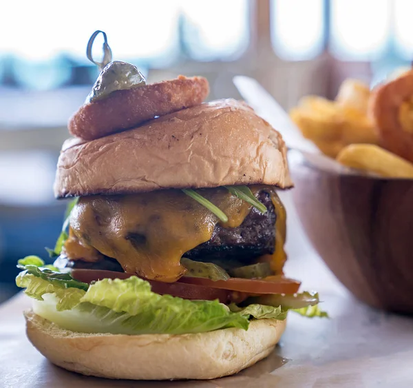 Hamburguesa Casera Con Verduras Frescas Queso Con Papas Fritas — Foto de Stock