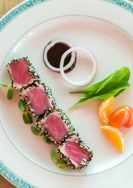 Aangebraden Tonijn Met Sesam Met Groene Salade Witte Plaat — Stockfoto