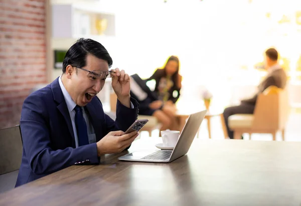 Ritratto Uomo Affari Asiatico Festeggia Contento Suo Successo Nel Caffè — Foto Stock