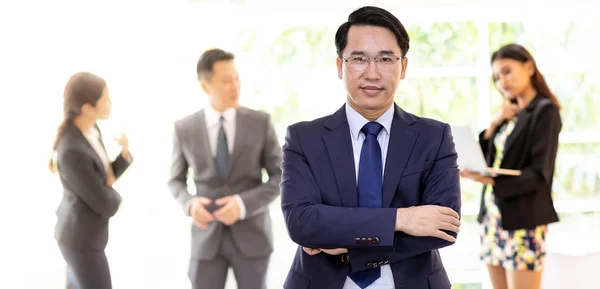 Retrato Hombre Negocios Asiático Con Equipo Negocios Segundo Plano Ventana —  Fotos de Stock