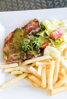 Pesto soslu domuz pirzolası