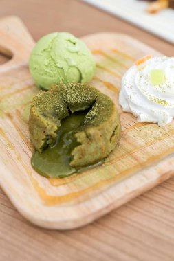 yeşil çay lav kek dondurma ve yeşil çay sos ile