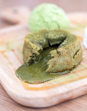 yeşil çay lav kek dondurma ve yeşil çay sos ile