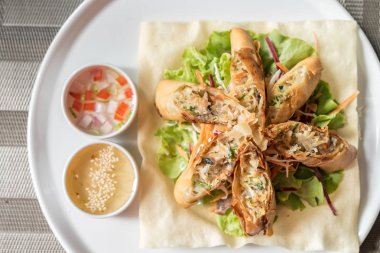 Derin yağda kızartılmış bahar rulo beyaz plaka Tayland gıda