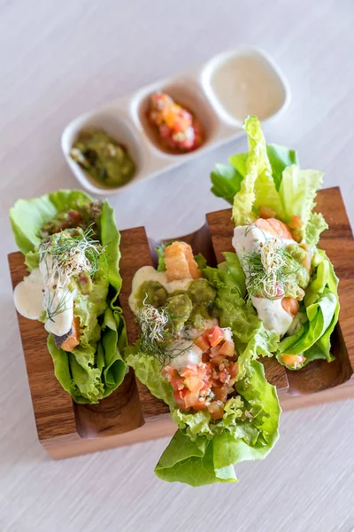 三文鱼沙拉塔科斯设置美味的墨西哥风格的食物 — 图库照片
