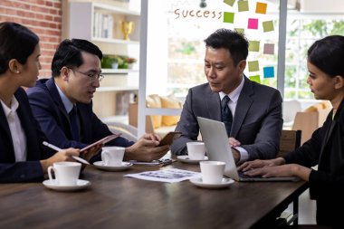 İş takım bir kafede bir toplantı var