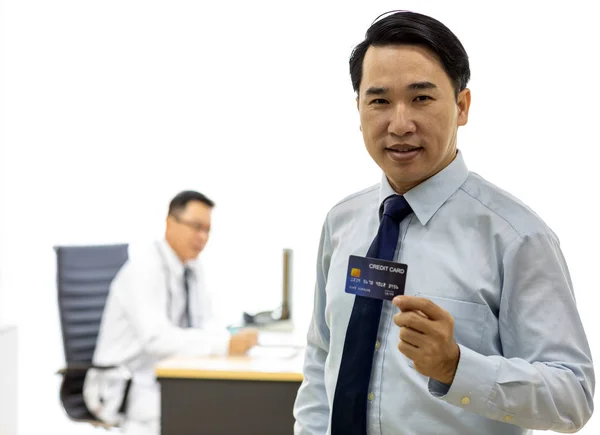 Portret Van Jonge Volwassen Patiënt Met Credit Card Met Onderzoek — Stockfoto