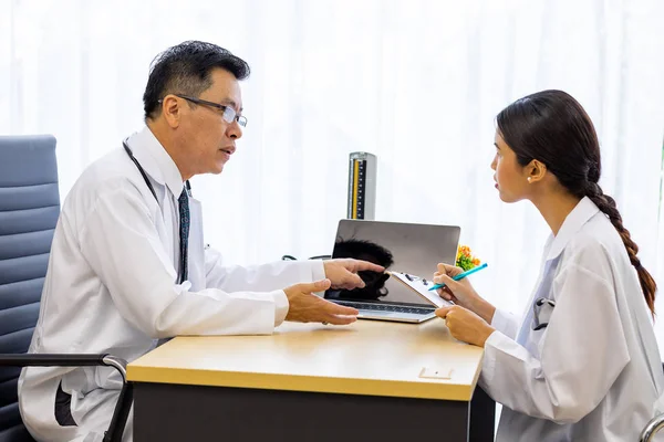 Twee Artsen Het Ziekenhuis Bespreken Diagnos Van Patiënt — Stockfoto