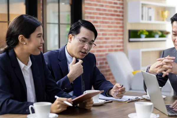 Equipe Negócios Tem Uma Reunião Café — Fotografia de Stock