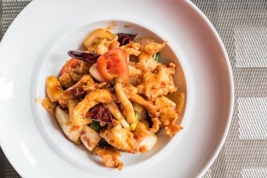 Kızarmış tavuk, kaju, baharatlı Tayland mutfağı.