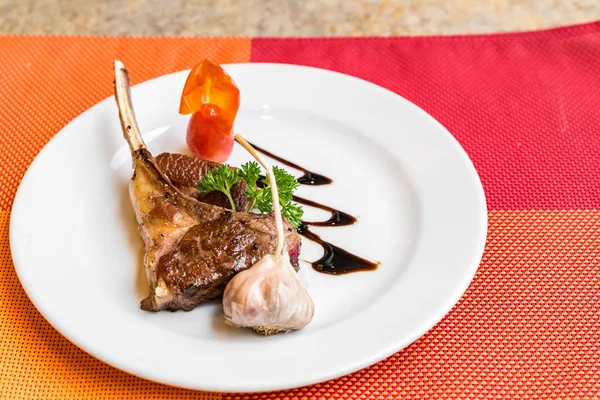 Gegrilde Lamb Chop Met Knoflook — Stockfoto