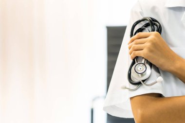 Kadın doktor, steteskopu kopyasıyla tutuyor.