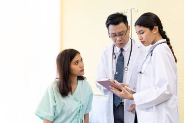 Doktorlar onun sağlık durumu hakkında açıklar iken hasta endişe düştü