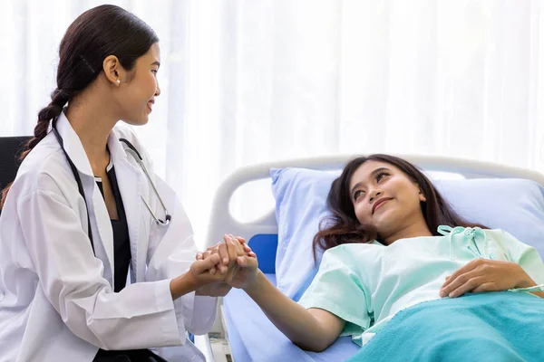 Médico Sosteniendo Las Manos Del Paciente Para Animar Paciente —  Fotos de Stock