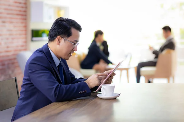 Ritratto Uomo Affari Che Lavora Caffè Utilizzando Tablet Smartphone Con — Foto Stock