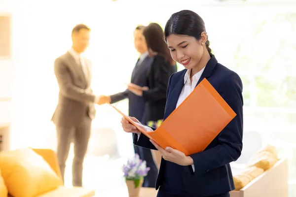 Porträtt Asiatiska Affärskvinna Håll Arbetsfil Med Business Team Bakgrunden Använder — Stockfoto