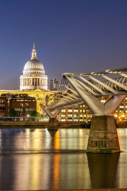 Londra İngiltere'de millennium Köprüsü günbatımı twilight ile Saint Paul Katedrali. 