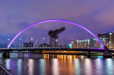 River Clyde günbatımı alacakaranlık boyunca Clyde Arc köprü Glasgow City İskoçya İngiltere