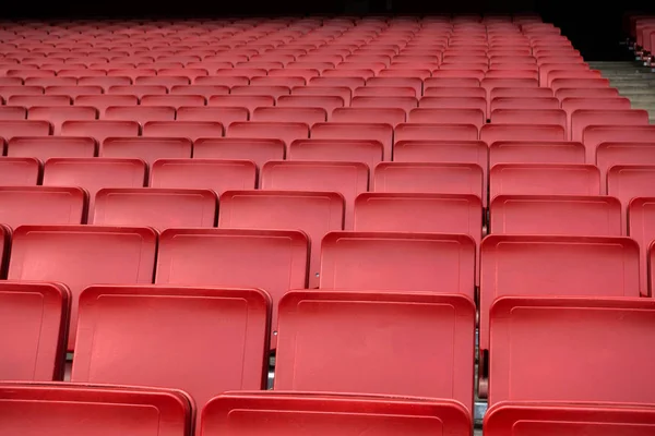 Detailní Záběr Řádku Prázdné Červených Křesel Fotbal Fotbalový Stadion — Stock fotografie