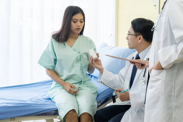 Dokter Geef Geneesmiddel Voor Behandeling Aan Patiënt — Stockfoto