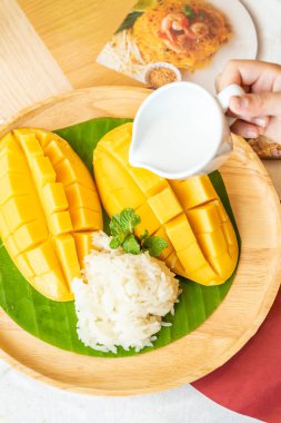 Yapışkan pirinç ve hindistan cevizi sütüyle mango.