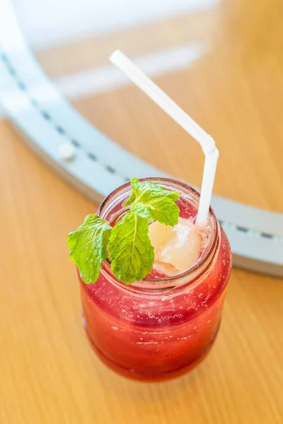 アイス ライチ フルーツ ジュース スムージー カクテルとガラスのテーブルにモック尾 — ストック写真