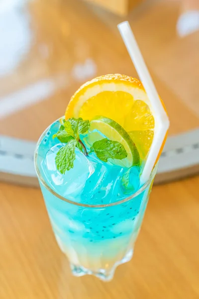 Iced Kalk Blauwe Frisdrank Met Dragon Fruit Cocktail Mock Staart — Stockfoto