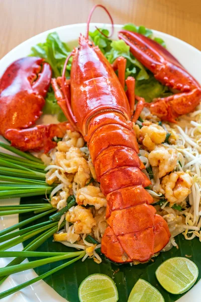 龙虾派泰 用全麦龙虾和龙虾肉炒成的泰式米粉意大利面 — 图库照片