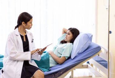 Asyalı doktor hastane koğuşunda kontrol rutin sağlık yaptığınızda hasta endişe düştü