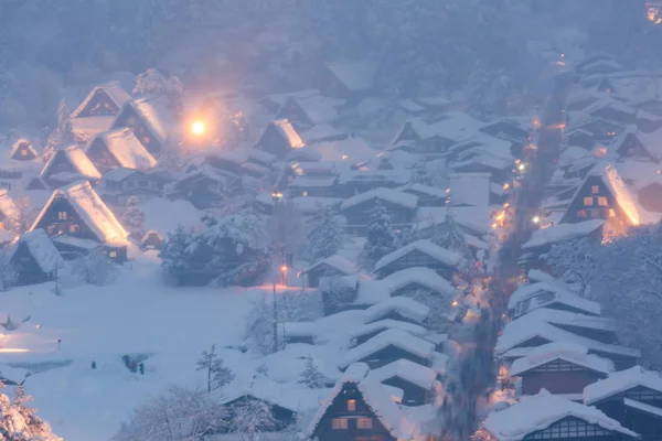 降雪岐阜中部日本と白川郷ライトアップの冬の風景 — ストック写真
