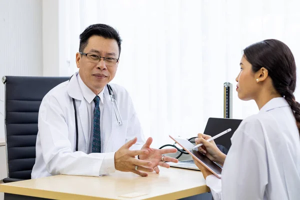 Twee Artsen Het Ziekenhuis Bespreken Diagnos Van Patiënt — Stockfoto