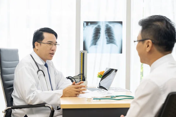 Médico Profesional Explica Sobre Resultado Radiografía Paciente Hospital Del Consultorio —  Fotos de Stock