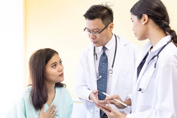 Paziente Preoccupato Mentre Medici Spiegano Sua Situazione Salute — Foto Stock