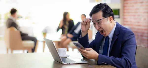 Ritratto Uomo Affari Asiatico Festeggia Contento Suo Successo Nel Caffè — Foto Stock